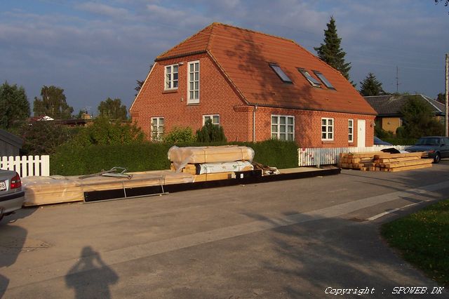 Desv�rre fylder de meget foran naboens hus