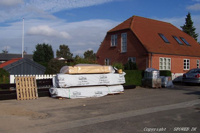 ... ogs� foran naboen ;-(  Men nu bliver der brugt af materialerne for alvor!