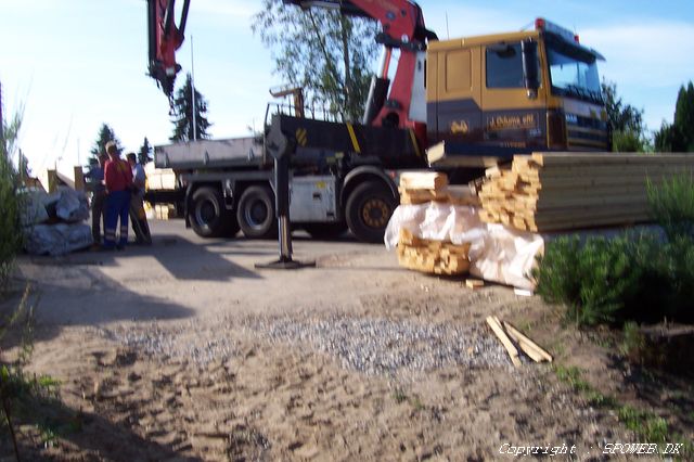 Kranen er klar til at l�fte limtr�sbj�lkerne op