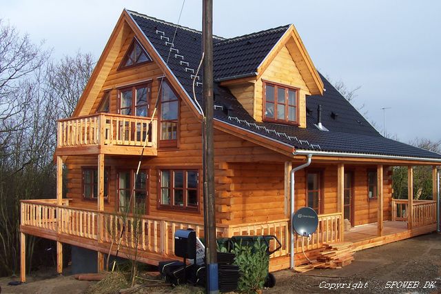 Huset set fra vejen. Bare rolig..... Parabolen skal ikke sidde foran huset, men flyttes n�r vi har f�et sat carporten op :-)