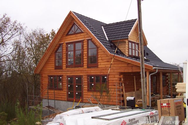 S� kom de sidste d�re og vinduer i, og stilladset er n�sten pillet helt ned