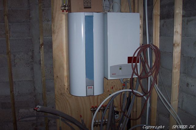 Installationerne er s� sm�t ved at komme op. Her gasfyr og vandvarmer.