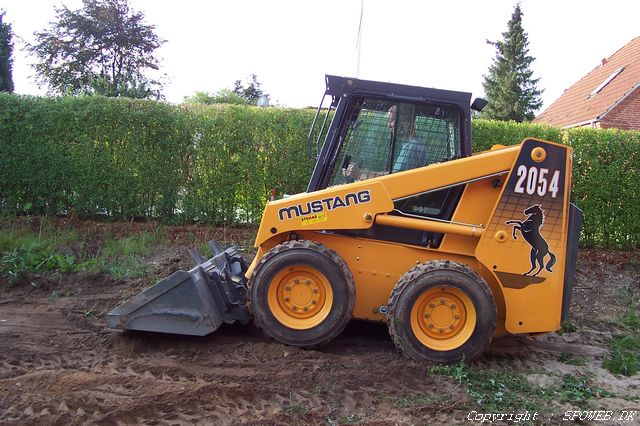 Lidt sjov med en bobcat - haven st�r for tur...